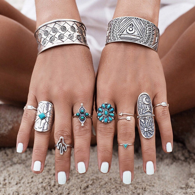 Mujer luciendo anillos boho chic en sus dedos y pulseras