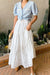 Falda blanca de estilo ibicenco lucida por una joven en verano
