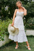 Mujer luciendo un vestido de fiesta ibicenca color blanco con sombrero