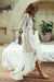 Mujer gitana luciendo un vestido blanco ibicenco estilo boho