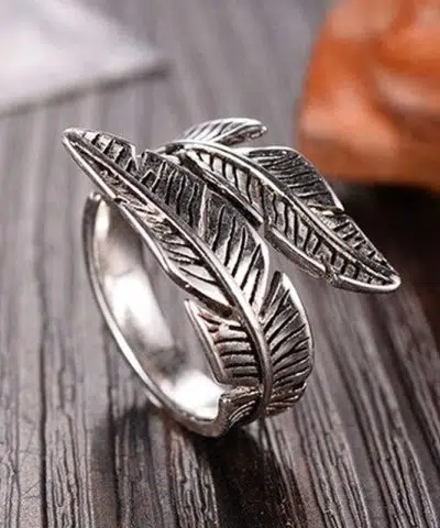 Anillo en forma de pluma que se lleva en un dedo