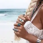 Conjunto de anillos boho chic llevados con un vestido ibicenco blanco