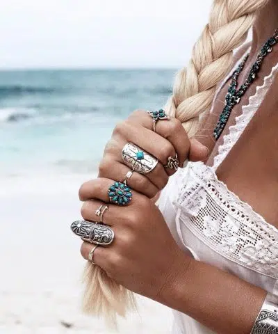 Conjunto de anillos boho chic llevados con un vestido ibicenco blanco