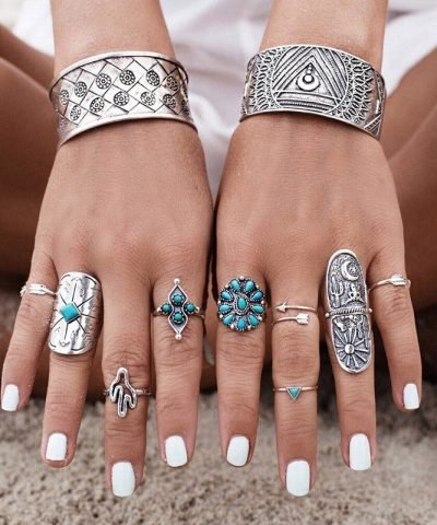 Mujer luciendo anillos boho chic en sus dedos y pulseras