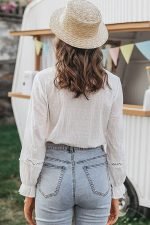 Mujer gitana de espaldas con una blusa blanca retro estilo adlib