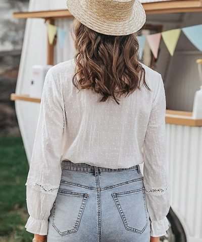 Mujer gitana de espaldas con una blusa blanca retro estilo adlib