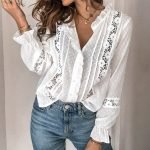 Blusa ibicenca blanca llevada con vaqueros pitillo