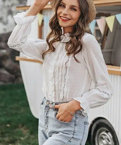 Mujer gitana delante de una caravana con una blusa ibicenca vintage