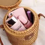Bolso cubo abierto con maquillaje en su interior