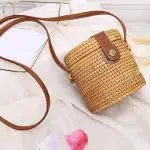 Bolso cubo de paja de estilo ibicenco con cuero