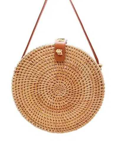 Bolso redondo de ratán con bandolera de estilo ibicenco