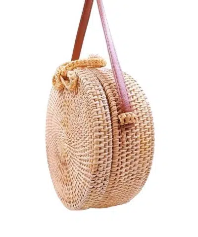 Bandolera de cuero sintetico de un bolso ibicenco de ratan