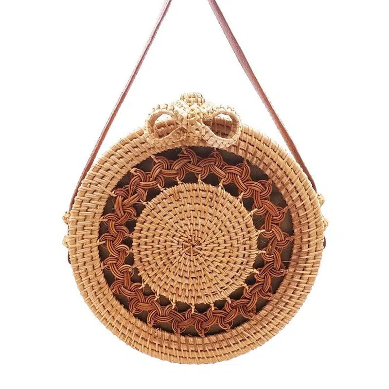 Bolso ibicenco redondo hecho con ratan
