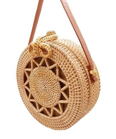 Bandolera de cuero sintetico de un bolso boho chic redondo de ratan