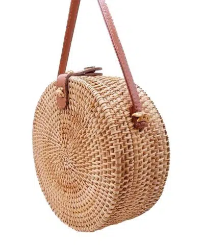 Bandolera de cuero sintetico de un bolso redondo de ratan