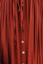 Tejido de poliester y cierre con botones de un vestido rojo