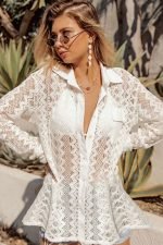 Blusa ibicenca blanca abotonada llevada sobre un traje de bano