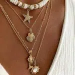 Collar ibicenco de playa llevado por una mujer joven con un vestido blanco
