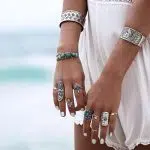 Mujer con anillos en cada dedo de estilo boho chic