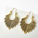 Pendientes dorados con decoración de plumas