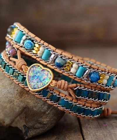 Pulsera ibicenca de ppalo colocada sobre una piedra