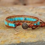 Pulsera hippie chic con piedras de turquesa, cordon de cuero y broche de presion