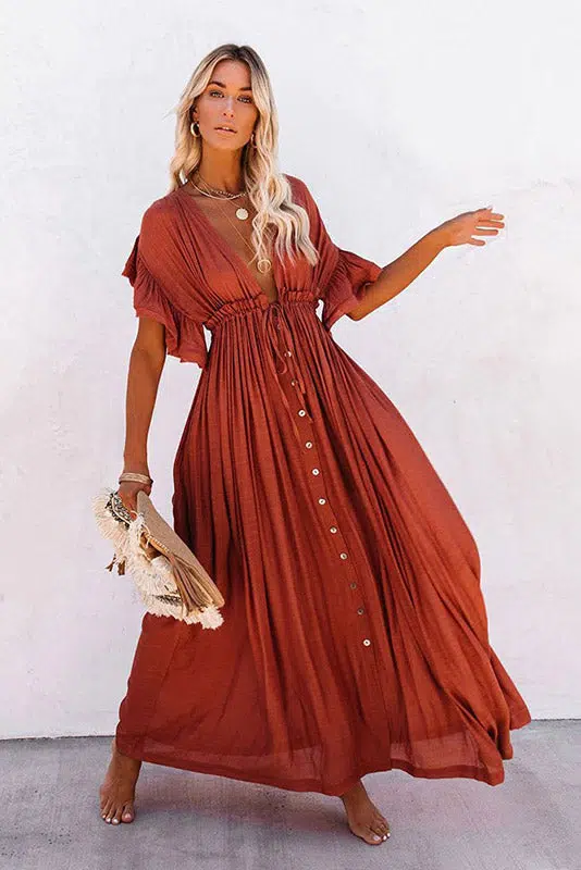 Joven descalza con vestido ibicenco rojo y collar de oro