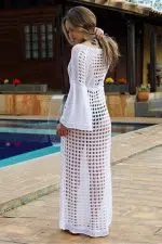 Mujer de espaldas con un vestido ibicenco de ganchillo
