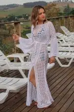 Vestido blanco de ganchillo con tejido con aberturas y corte entallado