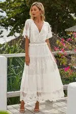 Mujer con vestido largo en la isla blanca