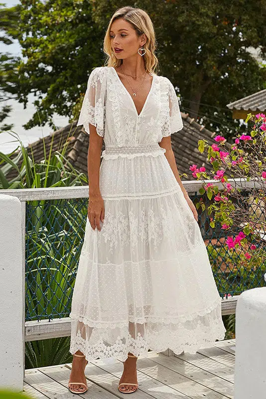 Mujer con vestido largo en la isla blanca