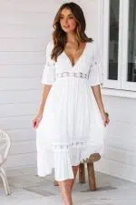Mujer con vestido adlib largo delante de una casa