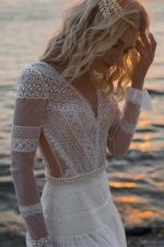 Joven rubia con vestido de novia hippie en ibiza