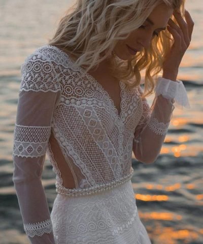 Joven rubia con vestido de novia hippie en ibiza