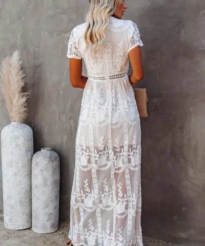 Vista trasera de un vestido ibicenco blanco y largo confeccionado con encaje