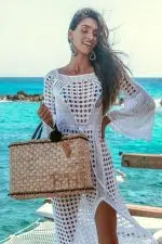 Mujer en la playa con un vestido ibicenco de ganchillo