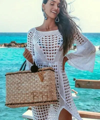 Mujer en la playa con un vestido ibicenco de ganchillo