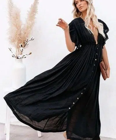Tela al viento de un vestido ibicenco largo y negro