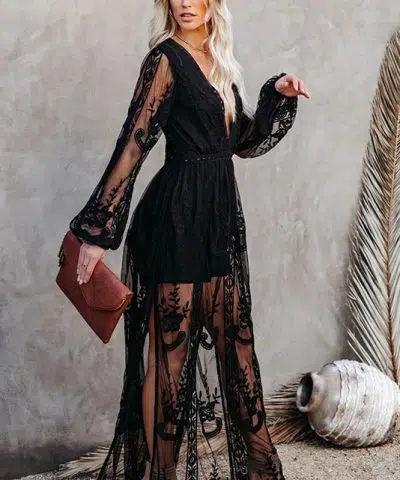 Vestido adlib negro de encaje con tacones altos