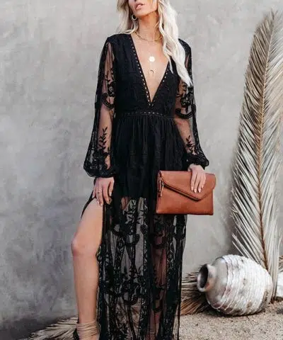 Joven rubia con vestido negro ibicenco