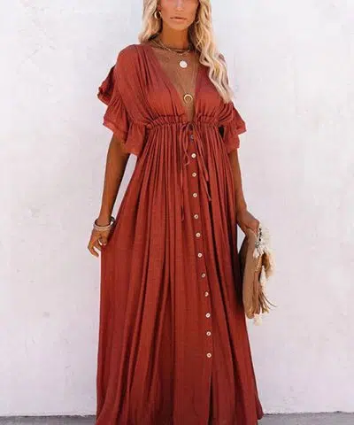 Vestido ibicenco rojo llevado descalza con un bolso de crochet