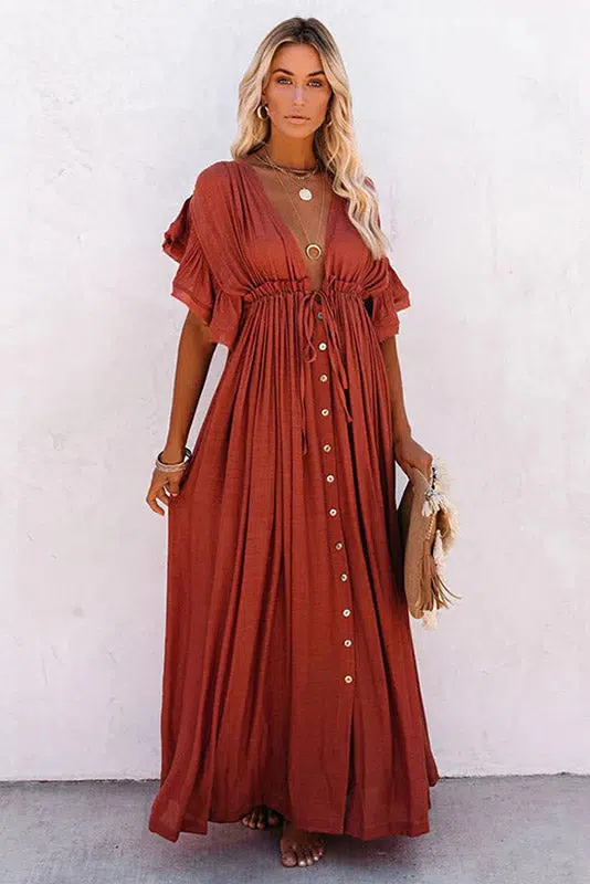 Vestido ibicenco rojo llevado descalza con un bolso de crochet