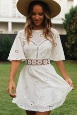 Vestido adlib blanco con sombrero y joyas