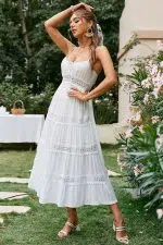 Mujer luciendo un vestido de fiesta con escote y cordon al cuello