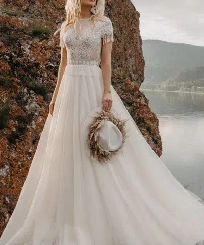 Vestido de princesa de estilo ibicenco lucido a la orilla de un lago en espana