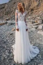 Novia con un vestido ibicenco largo de encaje y tul al estilo hippie