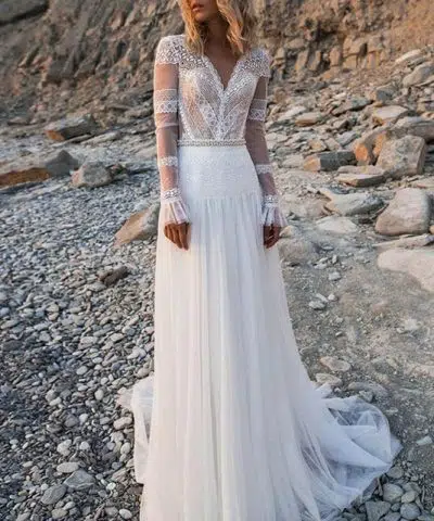 Novia con un vestido ibicenco largo de encaje y tul al estilo hippie