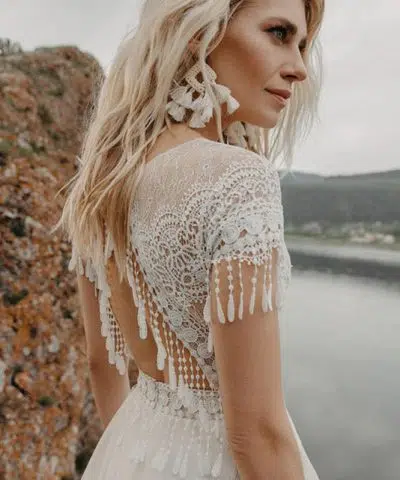 Vestido de novia ibicenco estilo princesa, con pendientes colgantes