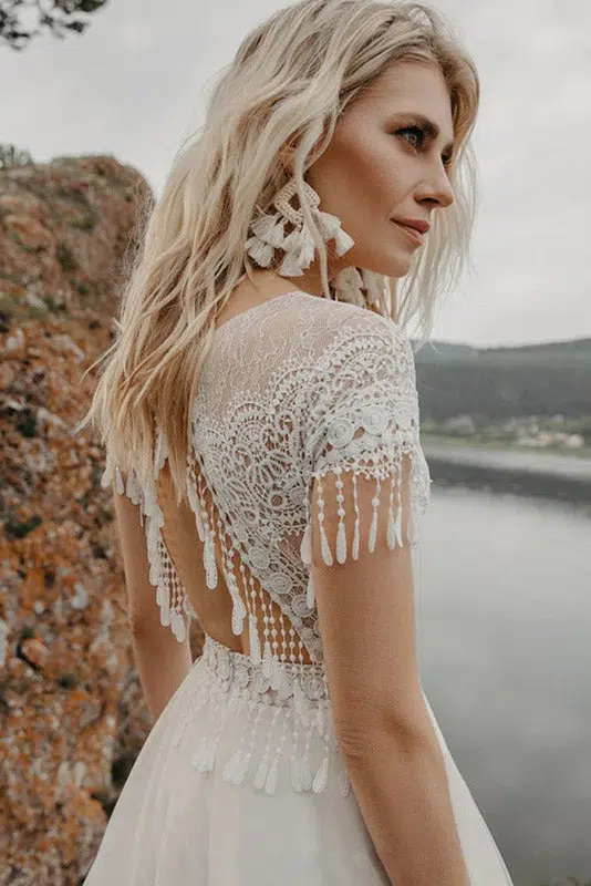Vestido de novia ibicenco estilo princesa, con pendientes colgantes