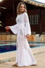 Vestido ibicenco de playa de ganchillo llevado por una joven rubia
